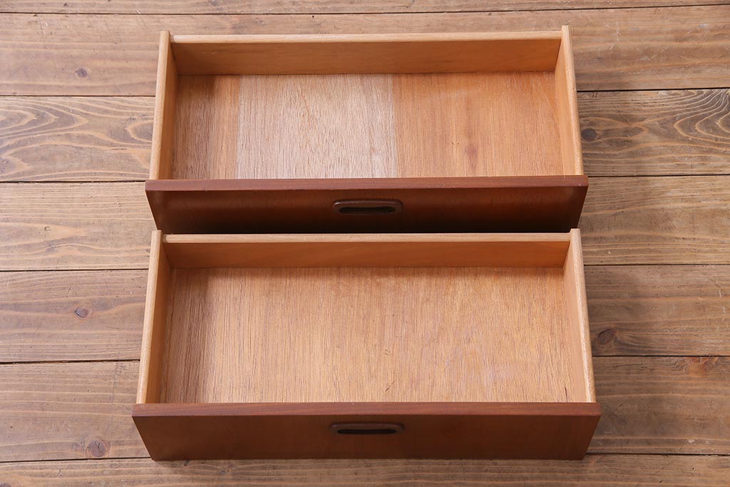 ヴィンテージ家具　北欧ビンテージ　チーク材　直線的なデザインの温もり溢れるキャビネット(収納棚)