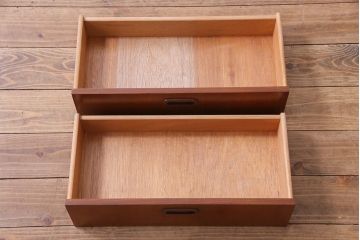 ヴィンテージ家具　北欧ビンテージ　チーク材　直線的なデザインの温もり溢れるキャビネット(収納棚)