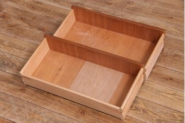 ヴィンテージ家具　北欧ビンテージ　チーク材　直線的なデザインの温もり溢れるキャビネット(収納棚)