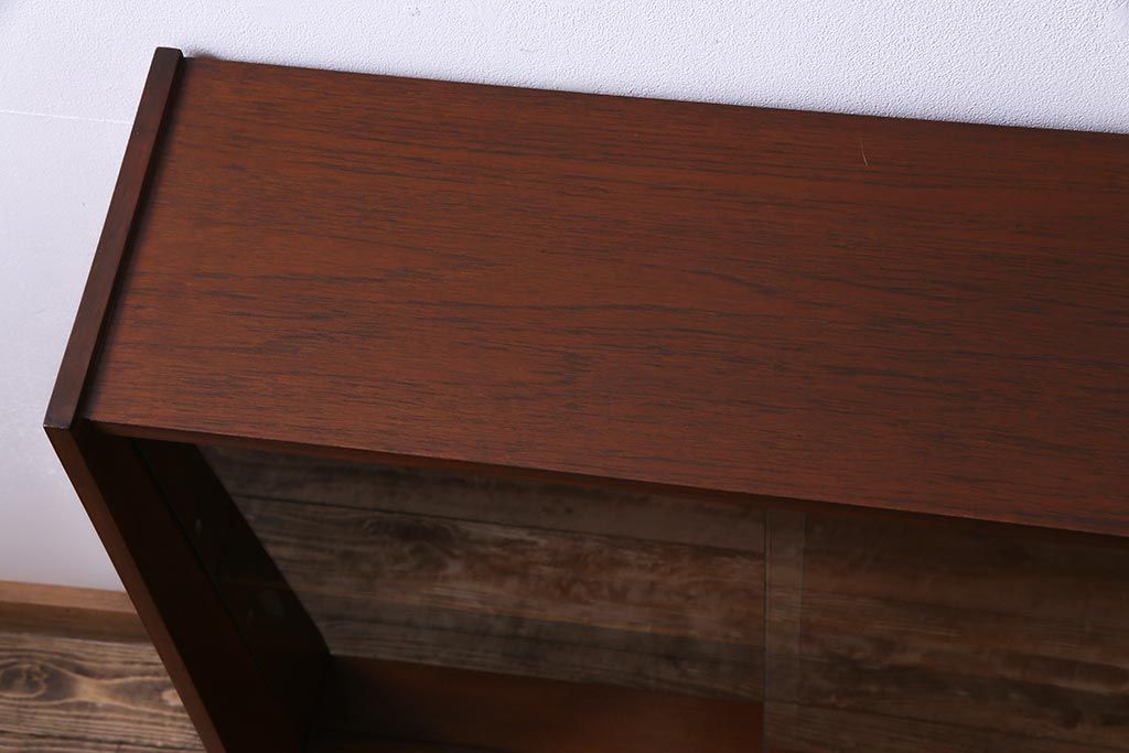 ヴィンテージ家具　北欧ビンテージ　チーク材　直線的なデザインの温もり溢れるキャビネット(収納棚)