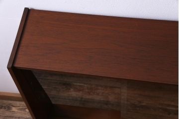 ヴィンテージ家具　北欧ビンテージ　チーク材　直線的なデザインの温もり溢れるキャビネット(収納棚)