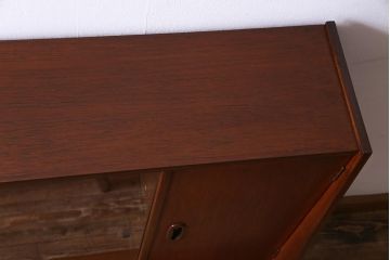 ヴィンテージ家具　北欧ビンテージ　チーク材　直線的なデザインの温もり溢れるキャビネット(収納棚)