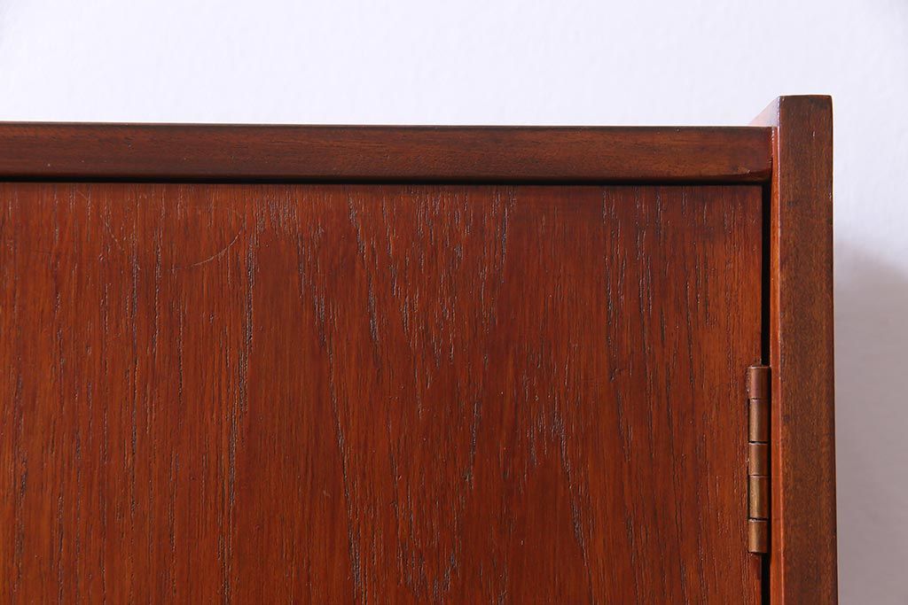 ヴィンテージ家具　北欧ビンテージ　チーク材　直線的なデザインの温もり溢れるキャビネット(収納棚)