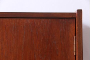 ヴィンテージ家具　北欧ビンテージ　チーク材　直線的なデザインの温もり溢れるキャビネット(収納棚)