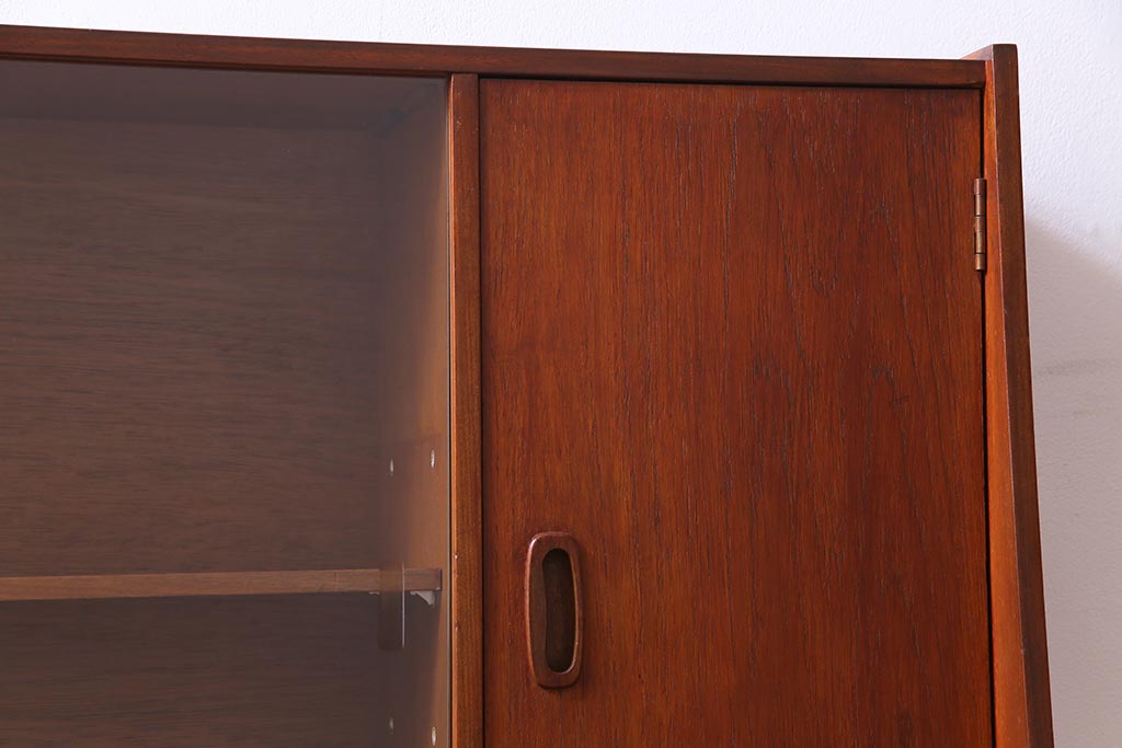 ヴィンテージ家具　北欧ビンテージ　チーク材　直線的なデザインの温もり溢れるキャビネット(収納棚)