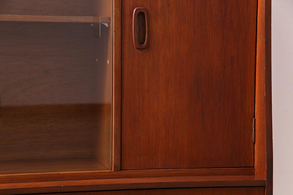 ヴィンテージ家具　北欧ビンテージ　チーク材　直線的なデザインの温もり溢れるキャビネット(収納棚)