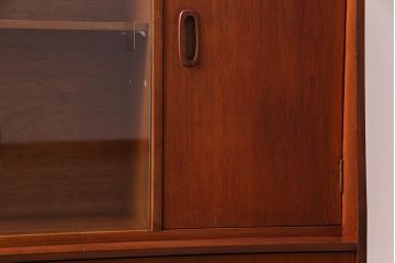 ヴィンテージ家具　北欧ビンテージ　チーク材　直線的なデザインの温もり溢れるキャビネット(収納棚)