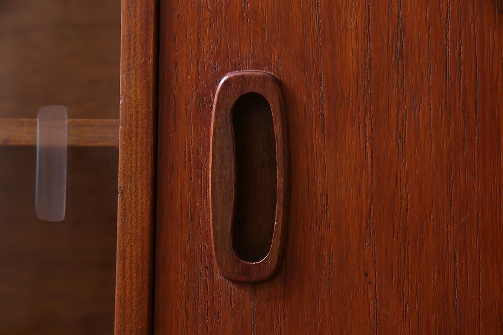 ヴィンテージ家具　北欧ビンテージ　チーク材　直線的なデザインの温もり溢れるキャビネット(収納棚)