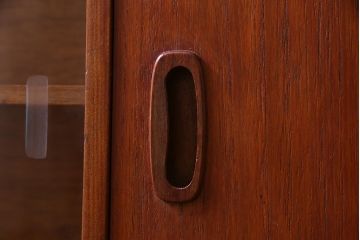 ヴィンテージ家具　北欧ビンテージ　チーク材　直線的なデザインの温もり溢れるキャビネット(収納棚)