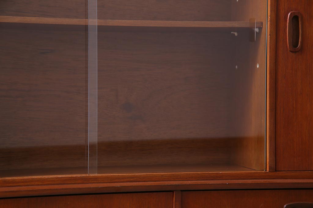 ヴィンテージ家具　北欧ビンテージ　チーク材　直線的なデザインの温もり溢れるキャビネット(収納棚)