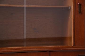 ヴィンテージ家具　北欧ビンテージ　チーク材　直線的なデザインの温もり溢れるキャビネット(収納棚)