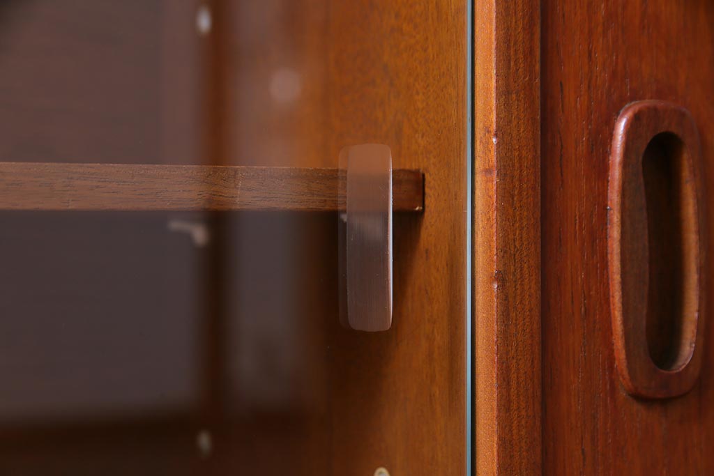 ヴィンテージ家具　北欧ビンテージ　チーク材　直線的なデザインの温もり溢れるキャビネット(収納棚)