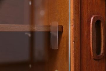 ヴィンテージ家具　北欧ビンテージ　チーク材　直線的なデザインの温もり溢れるキャビネット(収納棚)