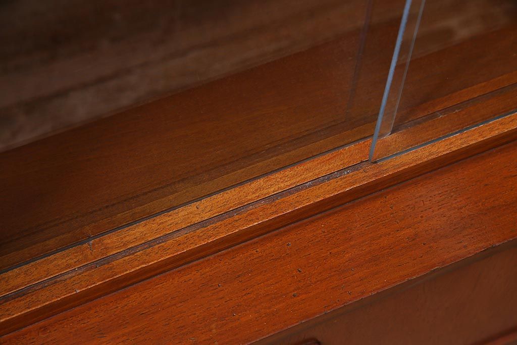 ヴィンテージ家具　北欧ビンテージ　チーク材　直線的なデザインの温もり溢れるキャビネット(収納棚)