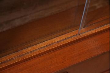 ヴィンテージ家具　北欧ビンテージ　チーク材　直線的なデザインの温もり溢れるキャビネット(収納棚)