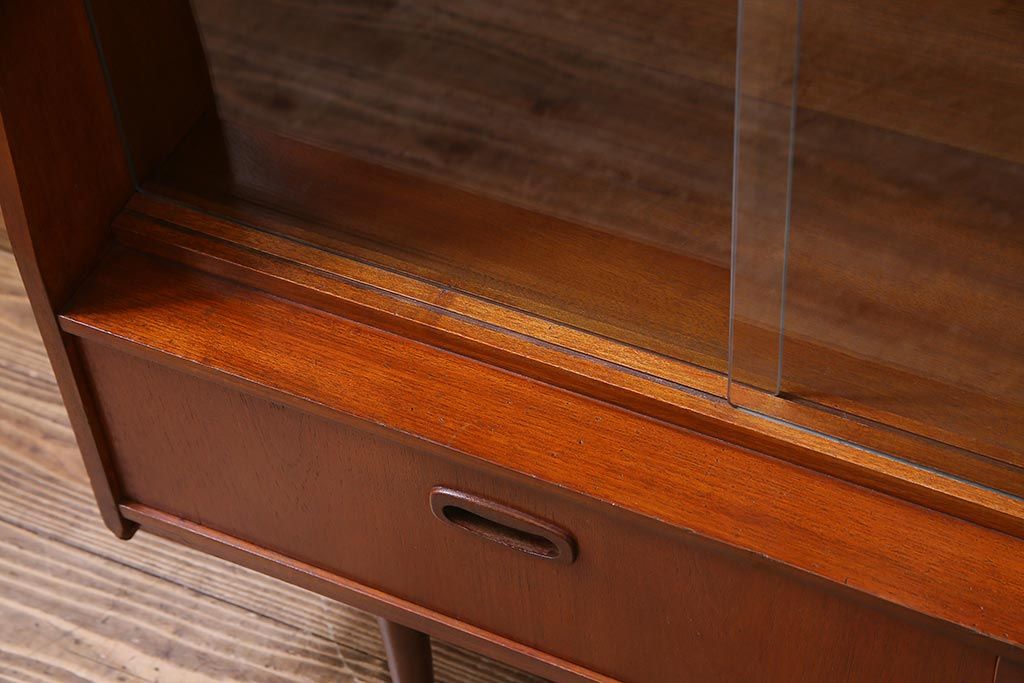 ヴィンテージ家具　北欧ビンテージ　チーク材　直線的なデザインの温もり溢れるキャビネット(収納棚)