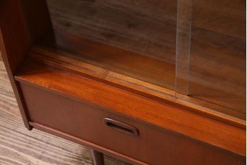 ヴィンテージ家具　北欧ビンテージ　チーク材　直線的なデザインの温もり溢れるキャビネット(収納棚)