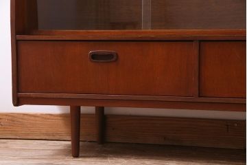 ヴィンテージ家具　北欧ビンテージ　チーク材　直線的なデザインの温もり溢れるキャビネット(収納棚)