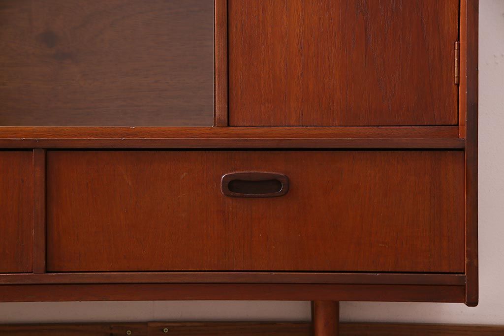 ヴィンテージ家具　北欧ビンテージ　チーク材　直線的なデザインの温もり溢れるキャビネット(収納棚)