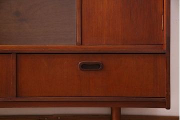 ヴィンテージ家具　北欧ビンテージ　チーク材　直線的なデザインの温もり溢れるキャビネット(収納棚)