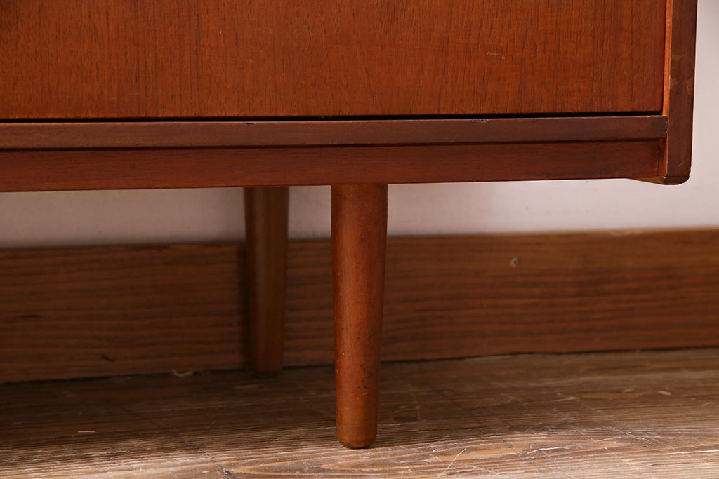 ヴィンテージ家具　北欧ビンテージ　チーク材　直線的なデザインの温もり溢れるキャビネット(収納棚)