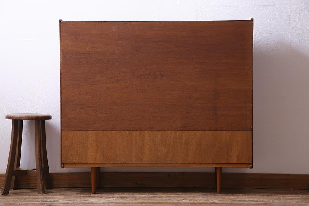 ヴィンテージ家具　北欧ビンテージ　チーク材　直線的なデザインの温もり溢れるキャビネット(収納棚)