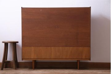 ヴィンテージ家具　北欧ビンテージ　チーク材　直線的なデザインの温もり溢れるキャビネット(収納棚)