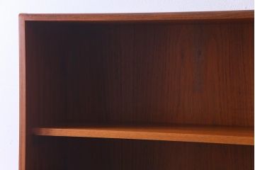 ヴィンテージ家具　北欧ビンテージ　G-PLAN(ジープラン)　チーク材　鏡とガラス棚板が印象的なビューローキャビネット(収納棚、戸棚)