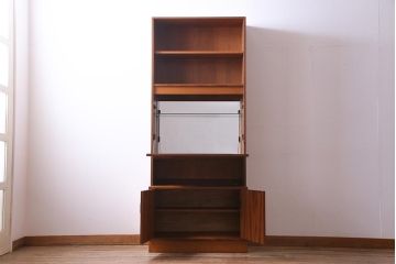 ヴィンテージ家具　北欧ビンテージ　G-PLAN(ジープラン)　チーク材　鏡とガラス棚板が印象的なビューローキャビネット(収納棚、戸棚)