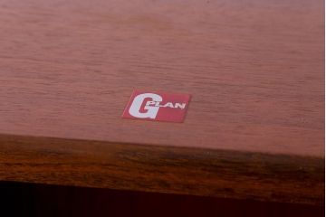 ヴィンテージ家具　北欧ビンテージ　G-PLAN(ジープラン)　チーク材　鏡とガラス棚板が印象的なビューローキャビネット(収納棚、戸棚)