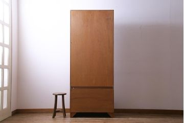 ヴィンテージ家具　北欧ビンテージ　G-PLAN(ジープラン)　チーク材　鏡とガラス棚板が印象的なビューローキャビネット(収納棚、戸棚)