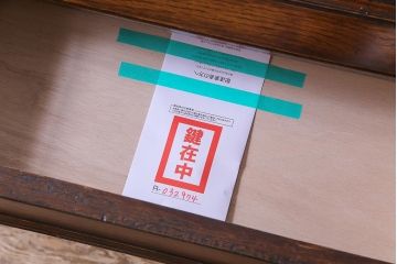 アンティーク家具　イギリスアンティーク　オーク材　ステンドグラスの入ったシックなビューローブックケース(ライティングビューロー、本箱、チェスト)