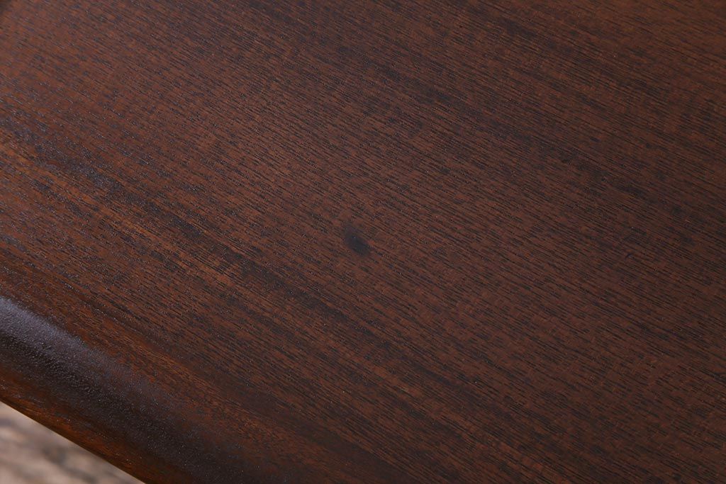 ヴィンテージ家具　ビンテージ　細身の脚のシンプルなセンターテーブル(ローテーブル)