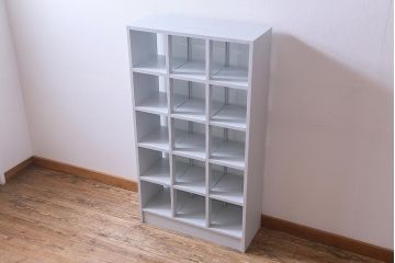リメイク家具　ペイント　シャビーシックな雰囲気がお洒落なガラス入りマス目棚(ディスプレイ棚、飾り棚、陳列棚、店舗什器)(R-032985)