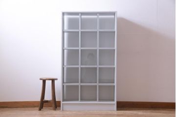 リメイク家具　ペイント　シャビーシックな雰囲気がお洒落なガラス入りマス目棚(ディスプレイ棚、飾り棚、陳列棚、店舗什器)(R-032985)