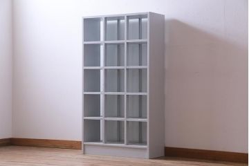 リメイク家具　ペイント　シャビーシックな雰囲気がお洒落なガラス入りマス目棚(ディスプレイ棚、飾り棚、陳列棚、店舗什器)(R-032985)