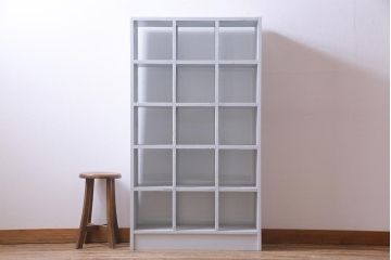 リメイク家具　ペイント　シャビーシックな雰囲気がお洒落なガラス入りマス目棚(ディスプレイ棚、飾り棚、陳列棚、店舗什器)(R-032985)
