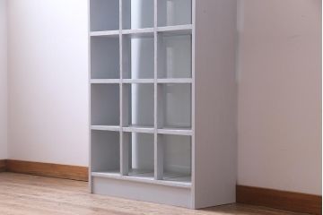 リメイク家具　ペイント　シャビーシックな雰囲気がお洒落なガラス入りマス目棚(ディスプレイ棚、飾り棚、陳列棚、店舗什器)(R-032985)