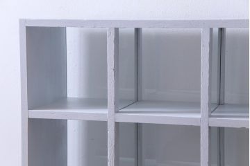 リメイク家具　ペイント　シャビーシックな雰囲気がお洒落なガラス入りマス目棚(ディスプレイ棚、飾り棚、陳列棚、店舗什器)(R-032985)