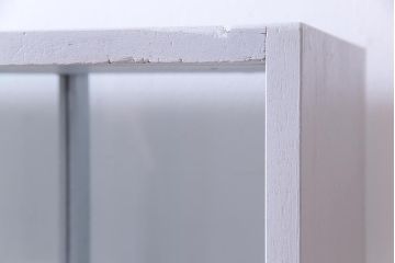 リメイク家具　ペイント　シャビーシックな雰囲気がお洒落なガラス入りマス目棚(ディスプレイ棚、飾り棚、陳列棚、店舗什器)(R-032985)