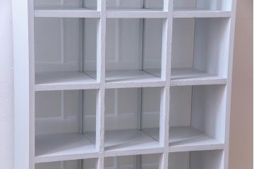 リメイク家具　ペイント　シャビーシックな雰囲気がお洒落なガラス入りマス目棚(ディスプレイ棚、飾り棚、陳列棚、店舗什器)(R-032985)