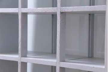 リメイク家具　ペイント　シャビーシックな雰囲気がお洒落なガラス入りマス目棚(ディスプレイ棚、飾り棚、陳列棚、店舗什器)(R-032985)