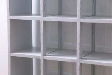 リメイク家具　ペイント　シャビーシックな雰囲気がお洒落なガラス入りマス目棚(ディスプレイ棚、飾り棚、陳列棚、店舗什器)(R-032985)