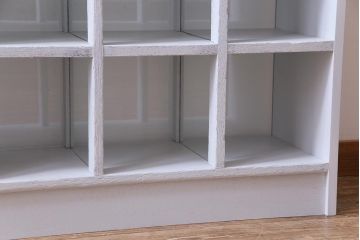 リメイク家具　ペイント　シャビーシックな雰囲気がお洒落なガラス入りマス目棚(ディスプレイ棚、飾り棚、陳列棚、店舗什器)(R-032985)