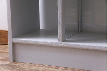 リメイク家具　ペイント　シャビーシックな雰囲気がお洒落なガラス入りマス目棚(ディスプレイ棚、飾り棚、陳列棚、店舗什器)(R-032985)
