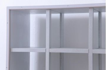 リメイク家具　ペイント　シャビーシックな雰囲気がお洒落なガラス入りマス目棚(ディスプレイ棚、飾り棚、陳列棚、店舗什器)(R-032985)