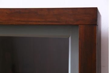 ペイント家具　青みのあるカラーが目を引くレトロな薄型収納棚(戸棚、サイドボード)
