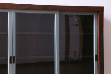 ペイント家具　青みのあるカラーが目を引くレトロな薄型収納棚(戸棚、サイドボード)