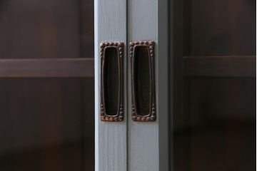 ペイント家具　青みのあるカラーが目を引くレトロな薄型収納棚(戸棚、サイドボード)