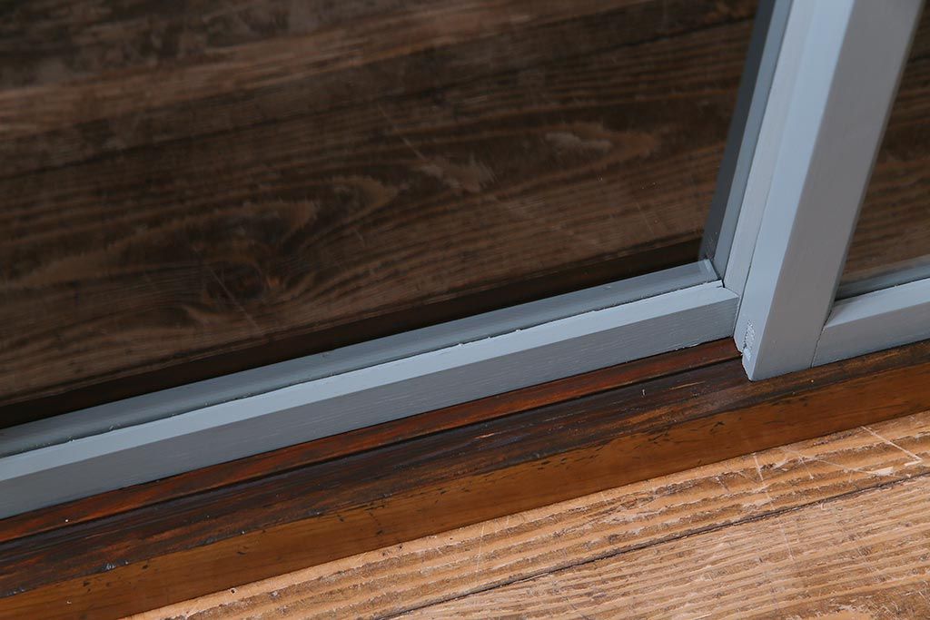 ペイント家具　青みのあるカラーが目を引くレトロな薄型収納棚(戸棚、サイドボード)